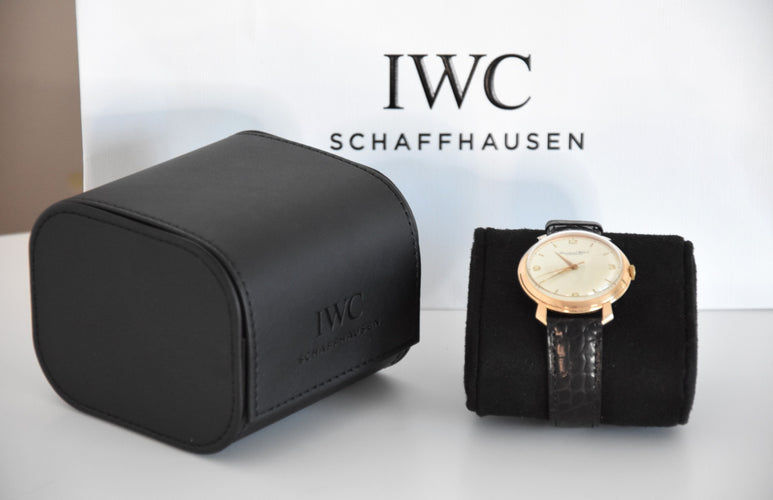 Montre Montre homme IWC Jumbo "Shark Fin", or rose 18 carats, calibre 89, vers 1959 58 Facettes IWC-300