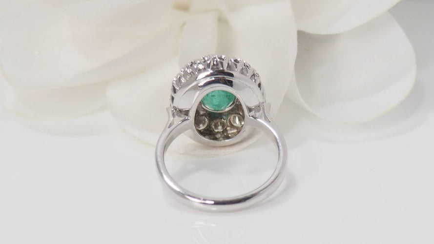 Bague 51 Bague marguerite en or blanc, émeraude et diamants 58 Facettes F4947