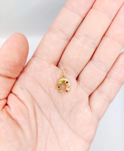 Pendentif Pendentif fer à cheval or jaune, perles et pierres rouges (circa 1900) 58 Facettes A05742