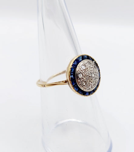 Bague 51.5 Bague cible art deco or jaune 18k ornée de diamants taillés en roses entouré de saphirs calibrés synthétiques (circa 1930) 58 Facettes A04977
