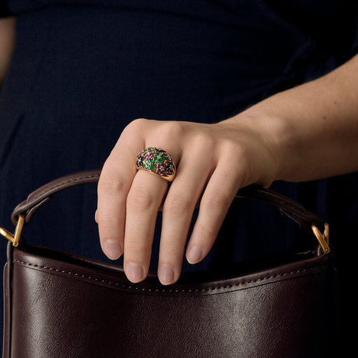 Bague 54 Bague cocktail en or jaune , rubis, saphirs et émeraudes. Style Tutti frutti. 58 Facettes SBR2071