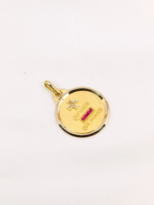 Pendentif AUGIS - Médaille amour grand modèle plus qu'hier moins que demain or jaune diamant rubis 58 Facettes J481