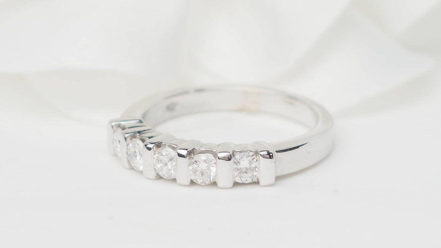Bague 53.5 Demi alliance en or blanc et diamants 0.60ct 58 Facettes 31384