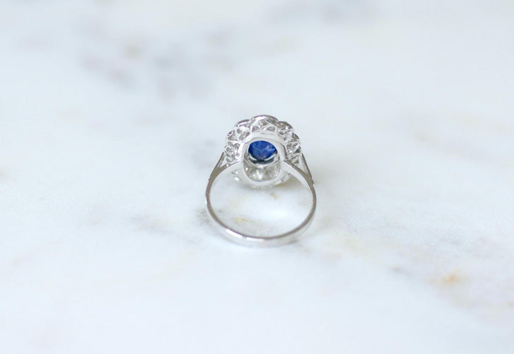 Bague Marguerite Art Déco en Or Blanc, Platine, Saphir Ceylan et Diamants 58 Facettes