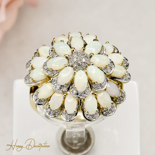 Inel impresionant cu floare din aur de 14 carate, decorat cu opale strălucitoare 