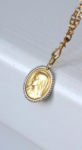 Pendentif Médaille Vierge or et perles fines 58 Facettes