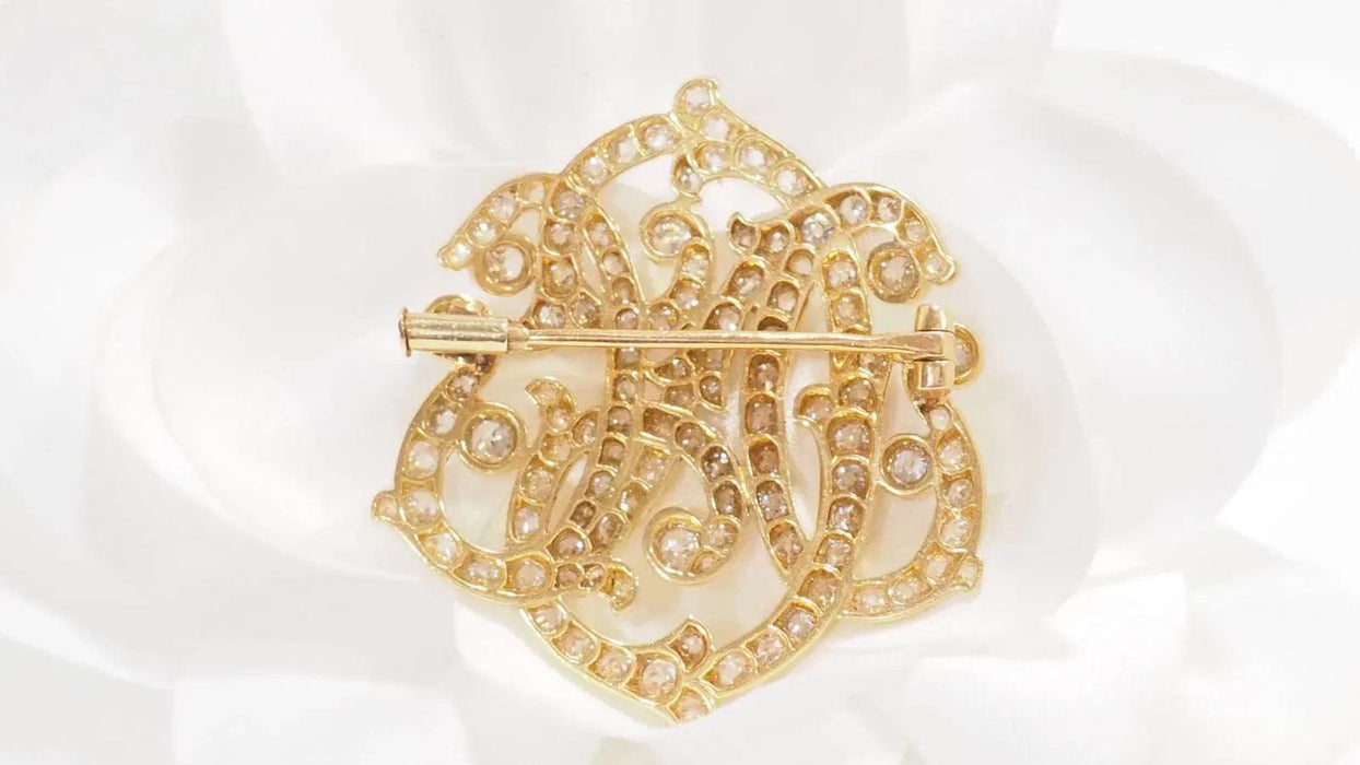 Broche Broche volutes Art Nouveau en or jaune et diamants 58 Facettes 32960