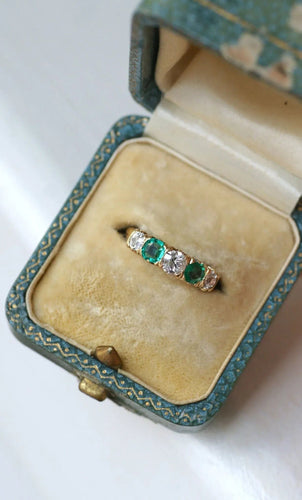 Bague Bague Jarretière Emeraudes et Diamants Or Jaune 58 Facettes