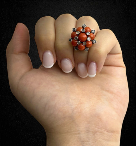 Bague Bague de style baroque, corail et diamants 58 Facettes
