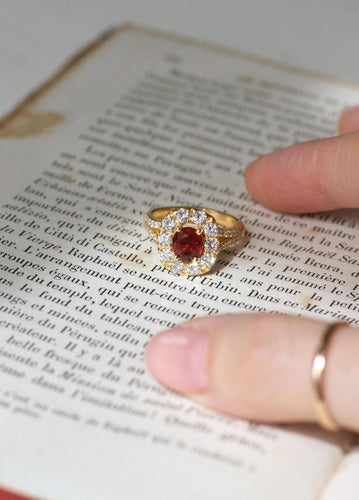 Inel Margareta spinel înconjurat de diamante