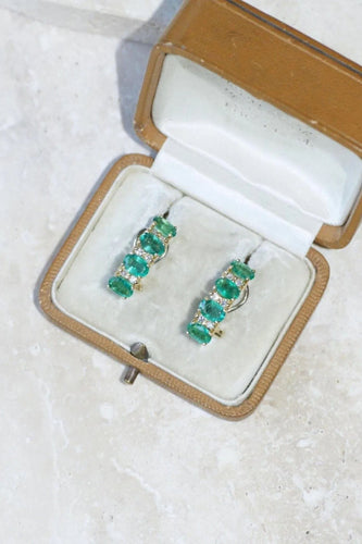 Zümrüt ve elmaslarla süslenmiş sarı altın yarım halka küpe