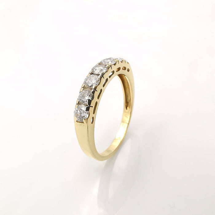 Anillo de oro amarillo y diamantes.