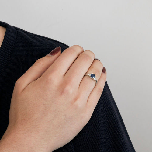 Bague 54 Bague or blanc avec saphir bleu et diamants 58 Facettes