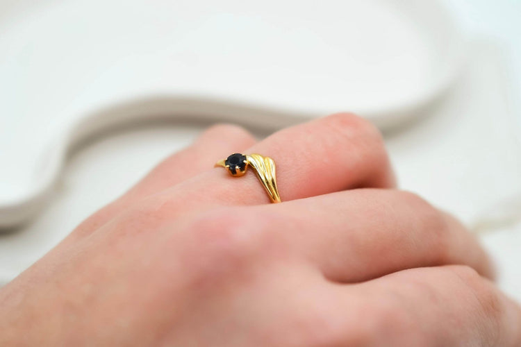 Bague 55 Bague or jaune et saphir, décor ailé 58 Facettes 3804