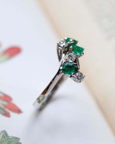 Kroužek Toi & Moi z bílého zlata se smaragdy a diamanty