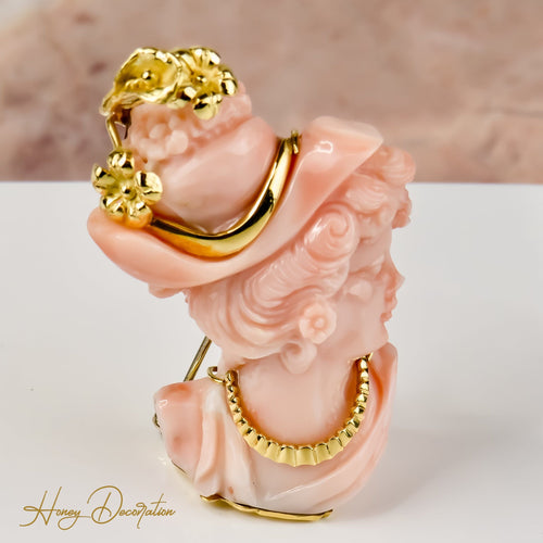 Collier Portrait artistique d'une dame en or, encadré de corail 58 Facettes 2514