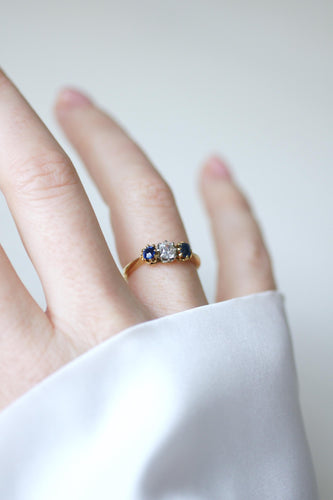 Bague 51 Bague Jarretière Ancienne Or Jaune, Saphirs et Diamants 58 Facettes