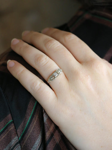 Geometrický prsten z bílého zlata s diamanty 