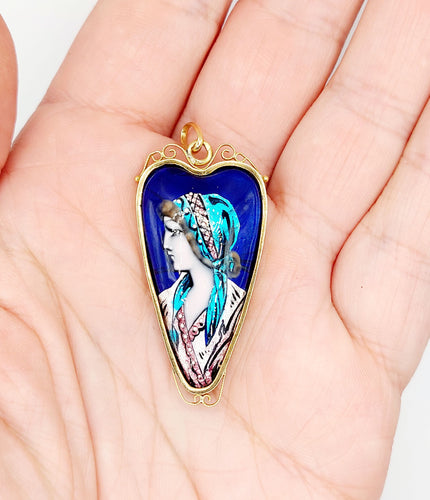 Pendentif Pendentif Art Nouveau Limoges or jaune, plaque émaillée jeune fille (circa 1910) 58 Facettes A06386