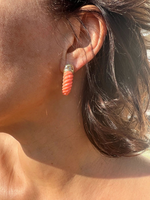 Bague Boucheron - Paire de boucles d'oreille en Corail et diamants baguette 58 Facettes 1