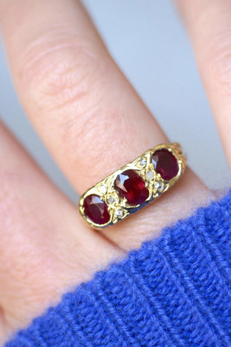 Bague 55.5 Bague jarretière rubis birmans et diamants 58 Facettes
