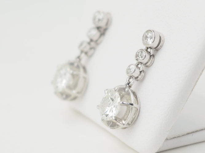 Boucles d'oreilles Paire de dormeuses anciennes en or blanc et diamants 58 Facettes 32108