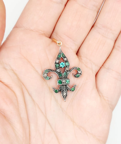 Pendentif Pendentif antique fleur de lys en or rose 18k et argent, émeraudes et diamants 58 Facettes A06351