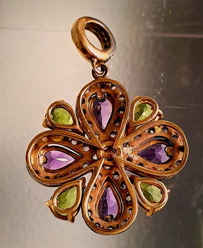 Pendentif Pendentif or et argent avec améthystes, péridots et diamants 58 Facettes R 650  Rie