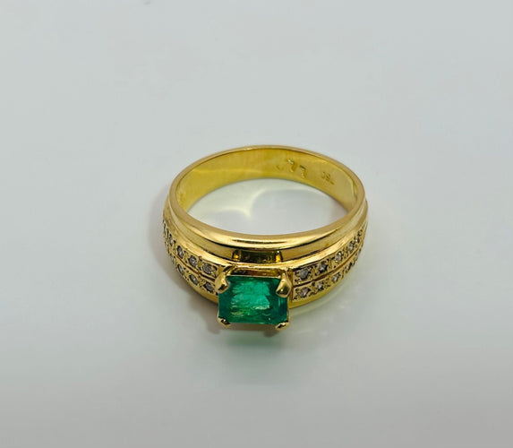 Bague 59 Bague en or jaune avec une émeraude centrale et des diamants. 58 Facettes 50251