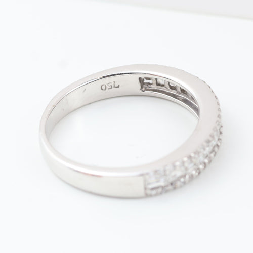 Inel din aur alb de 18 carate, împodobit cu diamante tăietură baghetă și briliante 