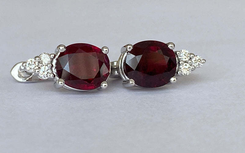 Boucles d'oreilles Boucles d'oreilles puces exquises en or blanc, serties d'un rubis rouge de 4,32 carats et de diamants 58 Facettes