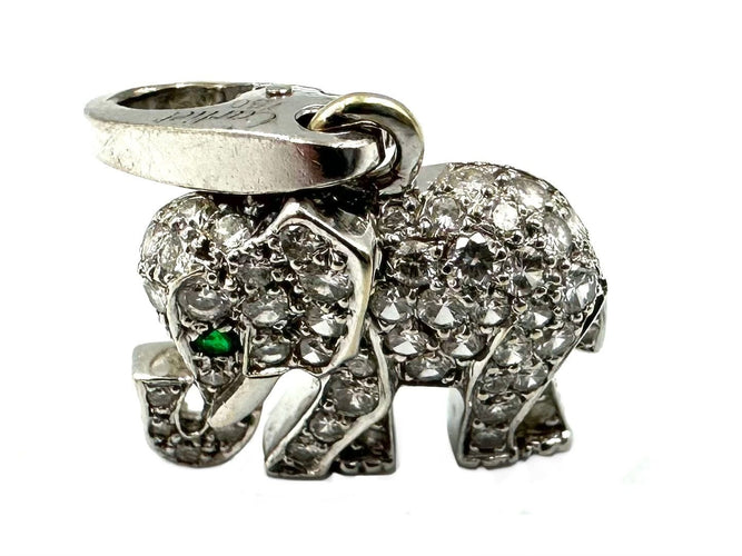 Pendentif CARTIER. Breloque or blanc, diamants et émeraude 58 Facettes