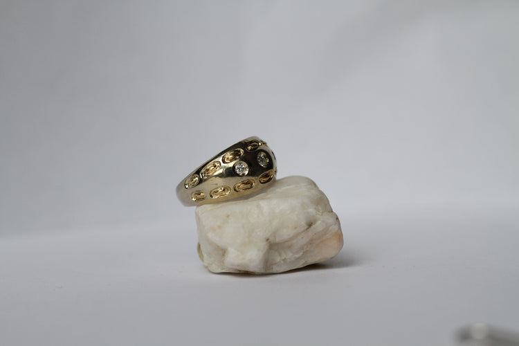 Bague 52.5 Bague Bombée or jaune et diamants 58 Facettes