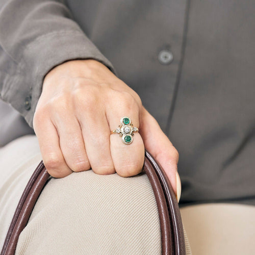 Bague 52 Bague ancienne Antique en or diamants et émeraudes. 58 Facettes