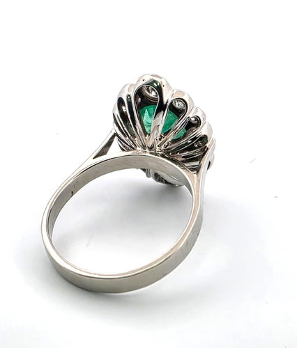 18kt白金戒指，镶嵌3.00克拉祖母绿和0.90克拉钻石 