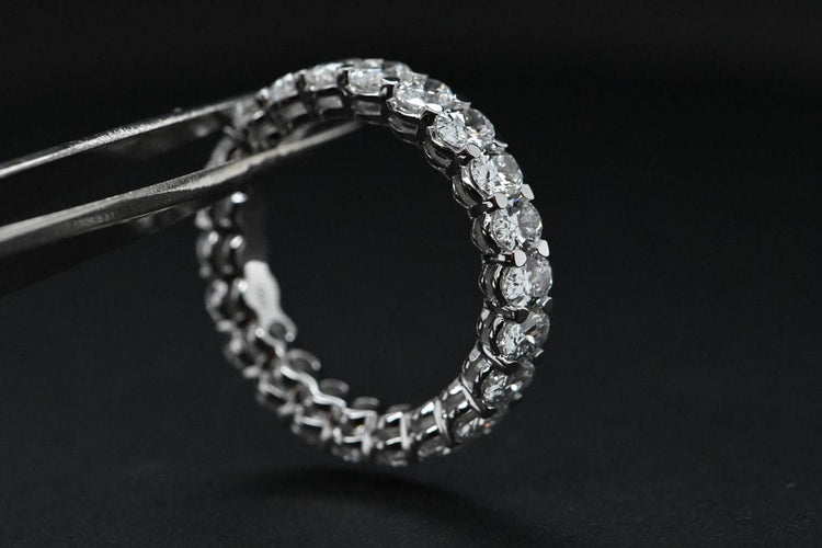 Bague 54 Alliance en or blanc et diamants 3 330 cts 58 Facettes