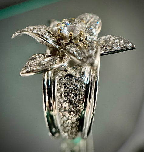 Bague 53.5 Bague fleur or blanc sertie d'un diamant de 0,43 carat (VVS-E/F) 58 Facettes