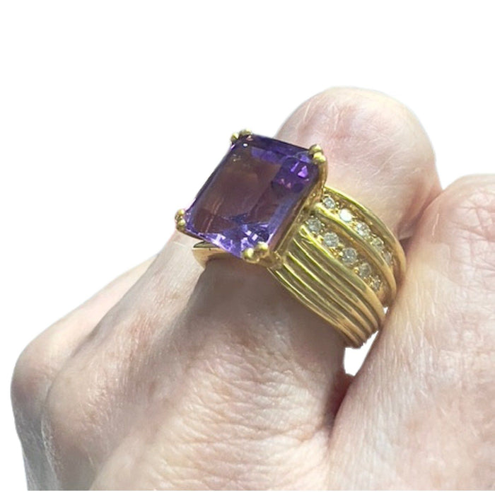 Gold ring with diamonds and amethytes