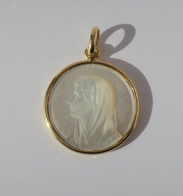 Medalla vintage BECKER Virgen oro nácar
