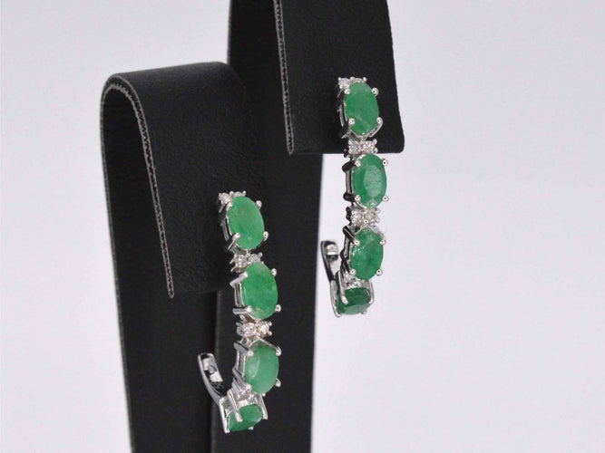 Boucles d'oreilles Boucles d'oreilles en or blanc avec diamants et émeraude 58 Facettes 2134