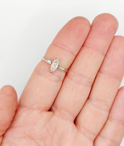 Bague 55 Bague solitaire diamant taille navette et baguettes en or blanc 18k 58 Facettes A06479