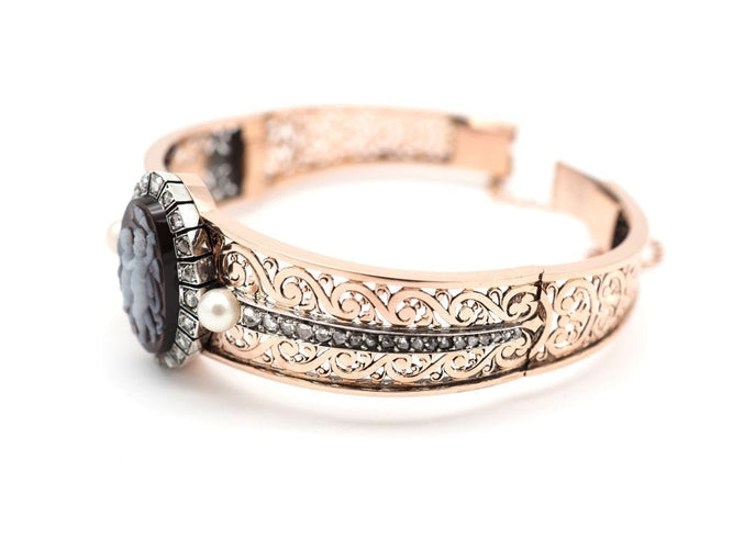 Broche Broche en or jaune, camé, diamants et perles 58 Facettes