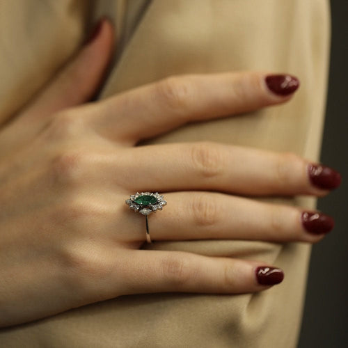 Bague 53 Bague en or gris 18K avec emeraude marquise 0,50 ct et diamants brillants & navettes - Taille 53 58 Facettes FB09768