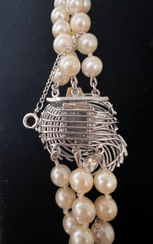 Halskjede med 3 rader kulturperler, lås med 8 briljanter - 52 cm 