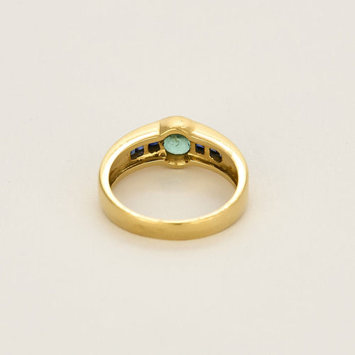 Ring i gult guld, smaragd och syntetiska kalibrerade safirer 