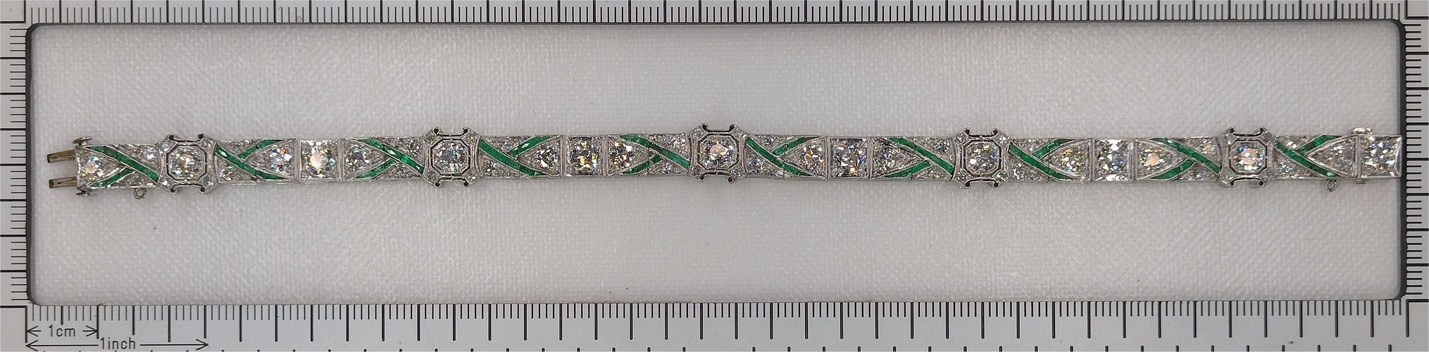 Bracelet Un véritable bijou Art déco : bracelet en platine des années 1920 avec diamants et émeraudes 58 Facettes 24183-0148