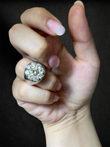 Bague Bague en or blanc « Le Seigneur de la Lumière » sertie de diamants pavés 58 Facettes