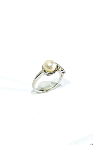 Bague 52 Bague en or blanc, perle et diamants 58 Facettes