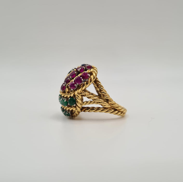 Boucheron - Anillo de diamantes, zafiros, esmeraldas y rubíes, oro amarillo.