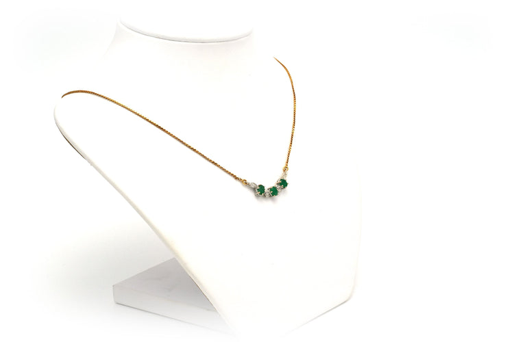 Collier Collier en or jaune serti d'émeraude et de diamants 58 Facettes 13824